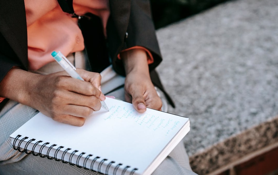 一个连接的网络图，形象地说明了增加点赞后视频如何在YouTube社区内扩大其影响力。