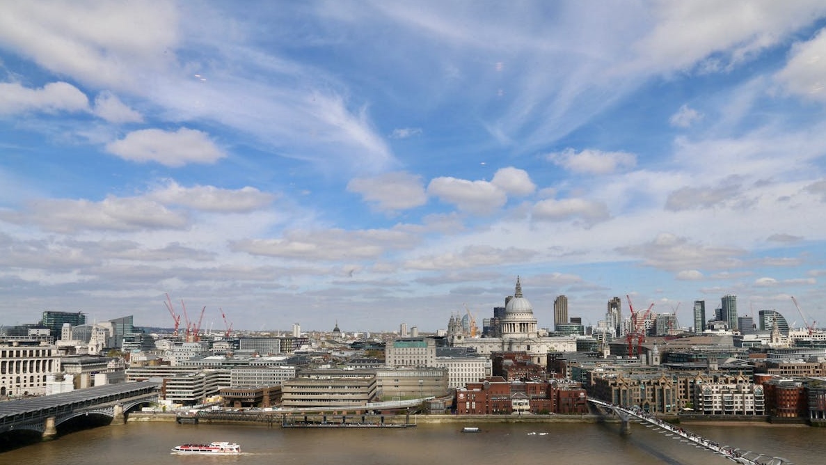 一位成功的油管博主在手机上查看自己的频道数据，脸上洋溢着满意的笑容，这得益于包括油管刷点赞在内的有效增长策略。