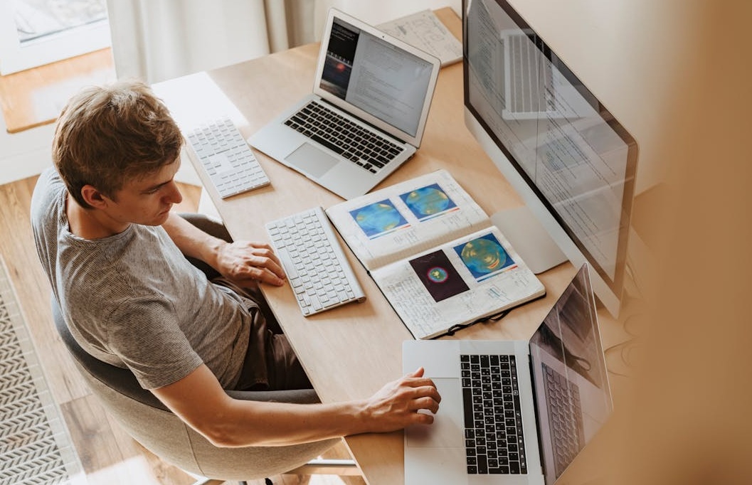 一名开发者正在分析屏幕上的社交媒体增长数据图表