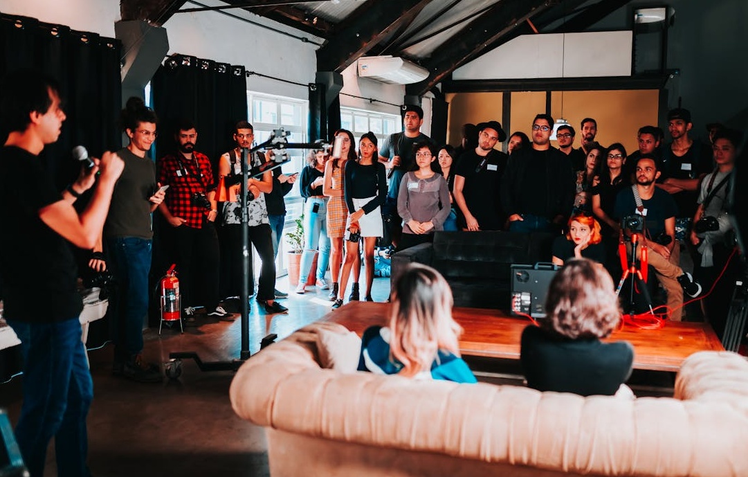 显示社交媒体互动数据增长的分析图表