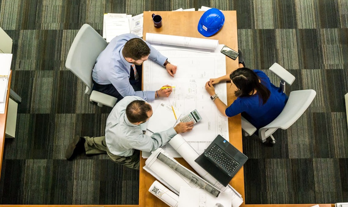 用户在电脑前仔细甄选ins浏览量服务商，体现安全与信任