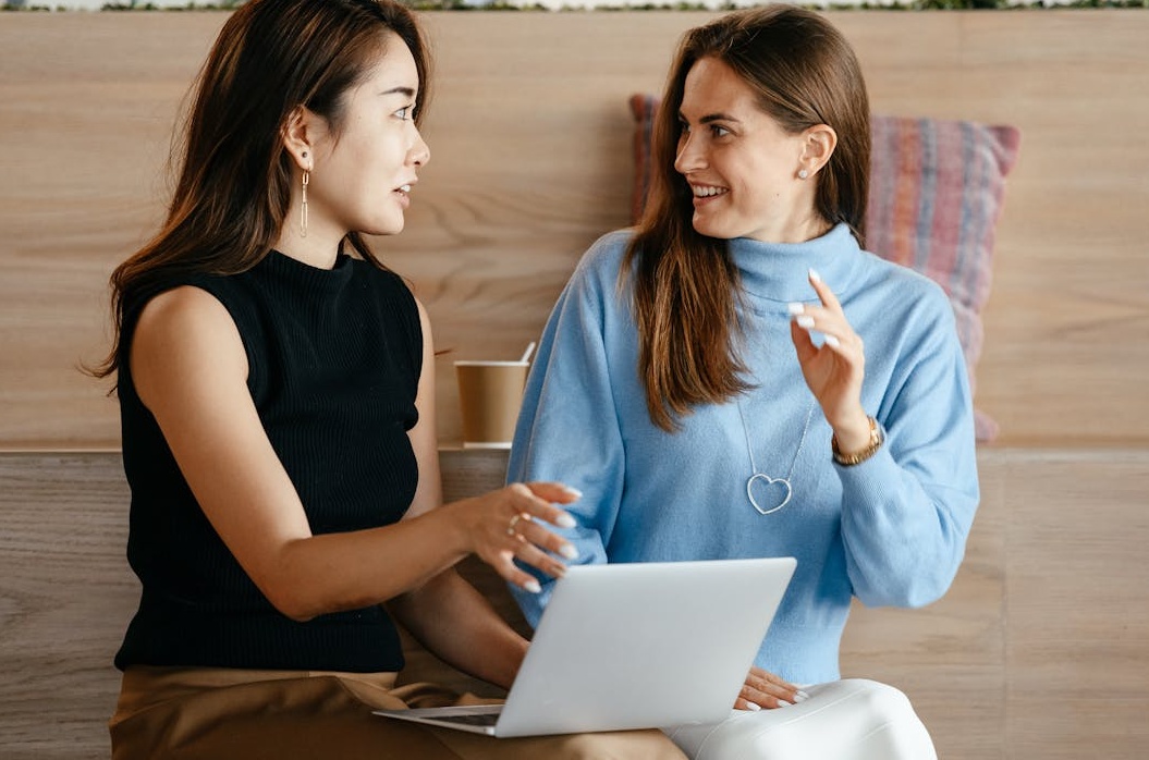 一群人关注同一焦点，体现社会认同感的力量