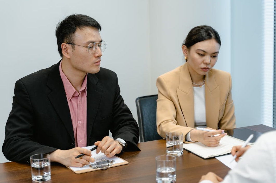 一群人聚集在一起，象征着社交认同和品牌吸引力