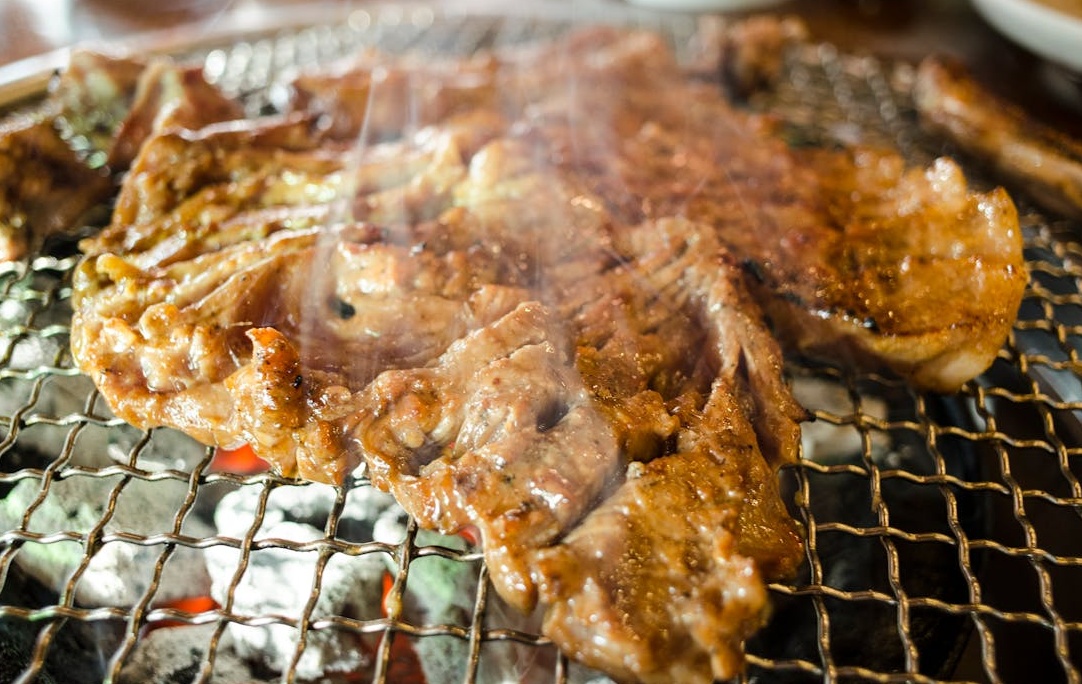 一部显示Instagram帖子和大量点赞的智能手机