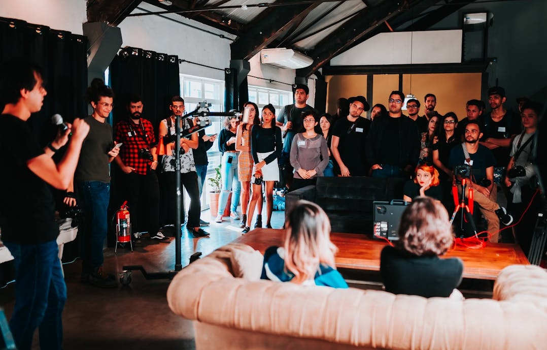 人们聚集在一起,象征着社交认同和群体效应