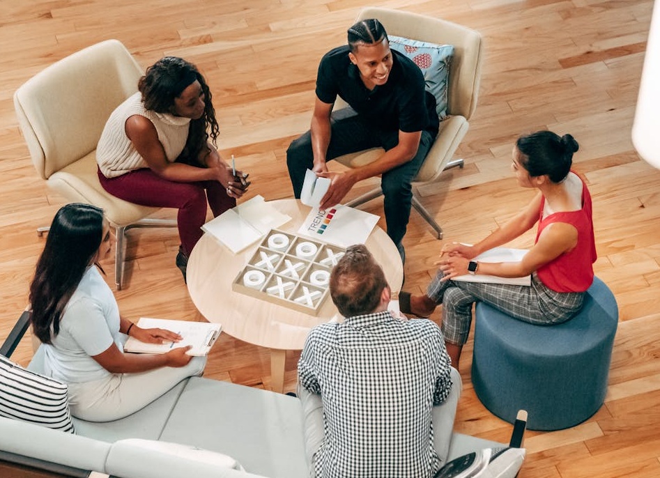 一位社交媒体影响者在手机上查看自己的推特页面