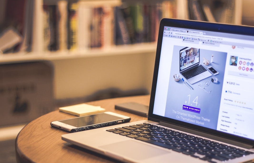 用户在手机上浏览YouTube推荐视频