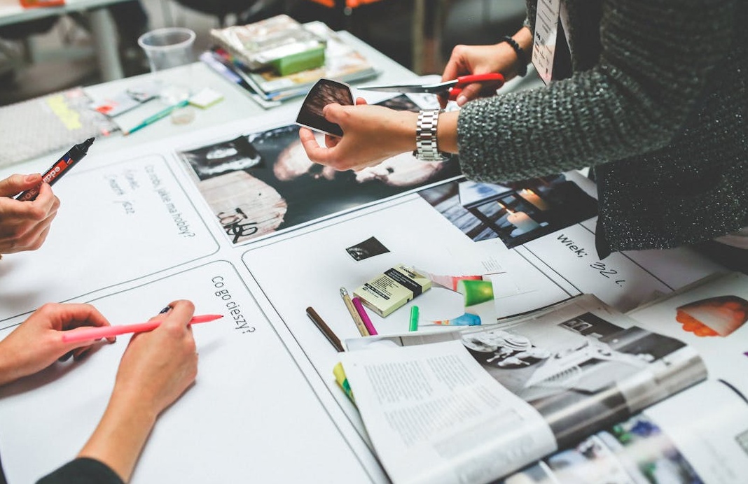 团队在制定YouTube频道增长策略