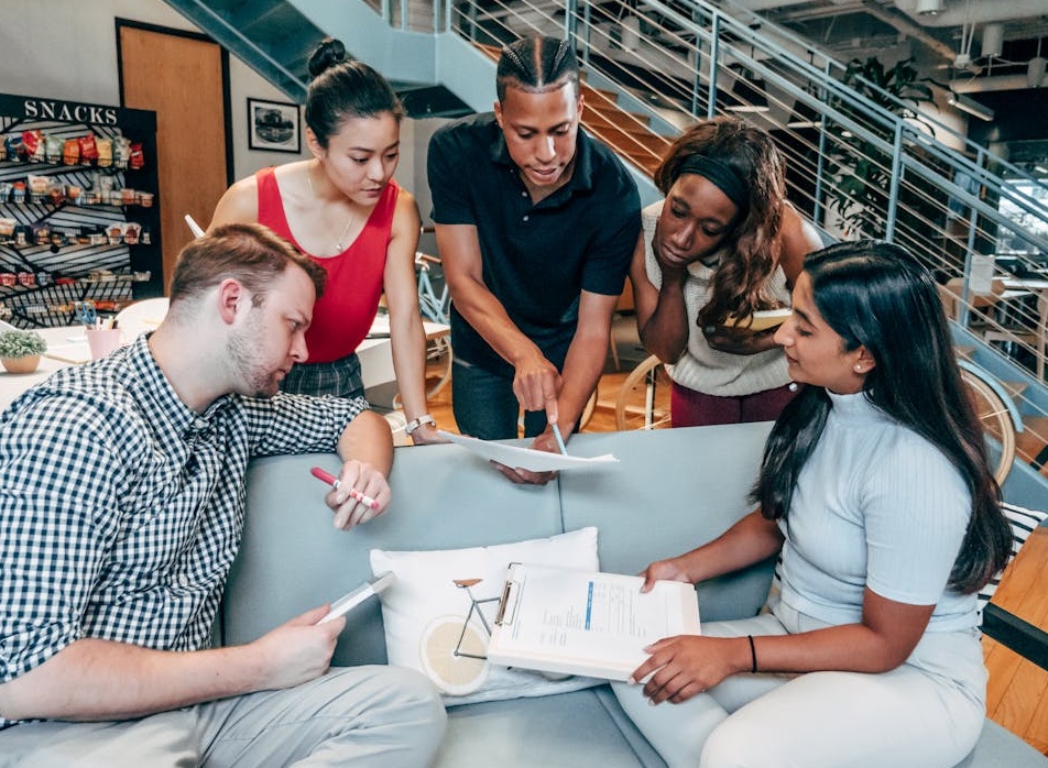 一位成功的YouTube视频创作者在工作室