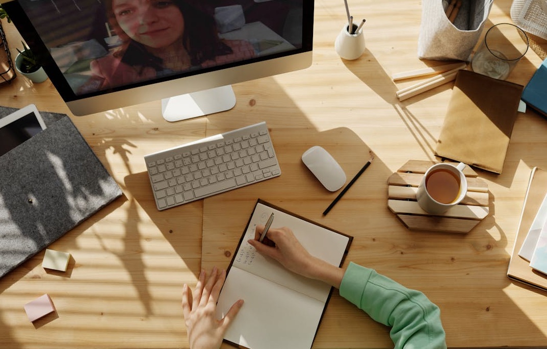 用户在手机上浏览Facebook页面，高点赞数带来了强烈的社会认同感