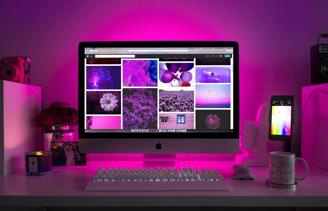 一个人在现代化的办公桌前操作电脑，象征着开始执行脸书增长策略