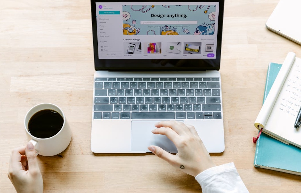 一名营销专家在2025年分析Facebook页面增长数据