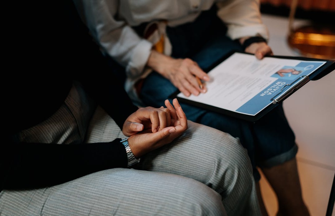 显示社交证明重要性的向上增长箭头和点赞图标