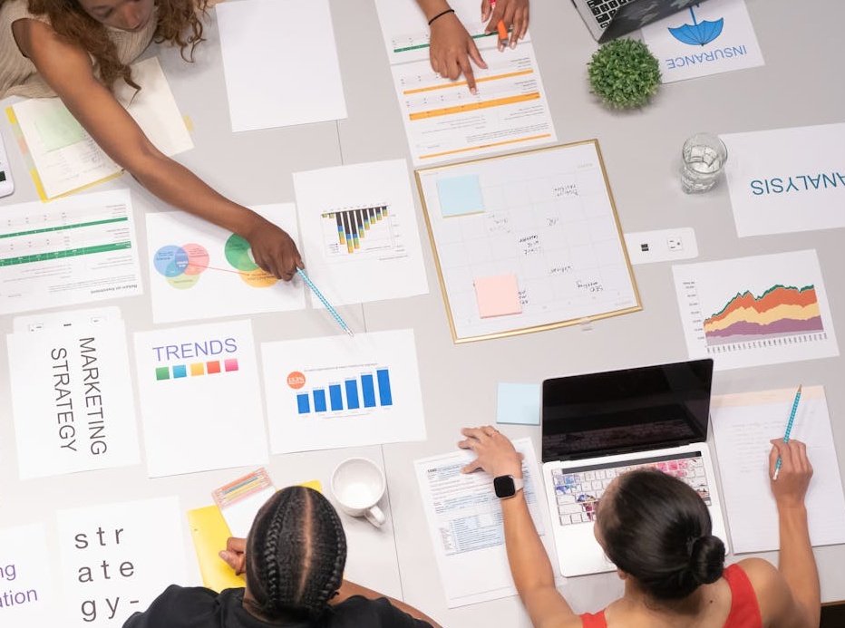 代表安全和保障的盾牌图标与Facebook标志结合