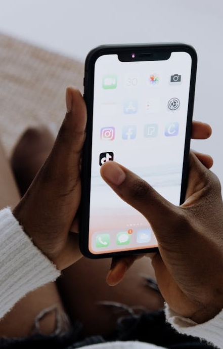 智能手机上显示的TikTok For You页面