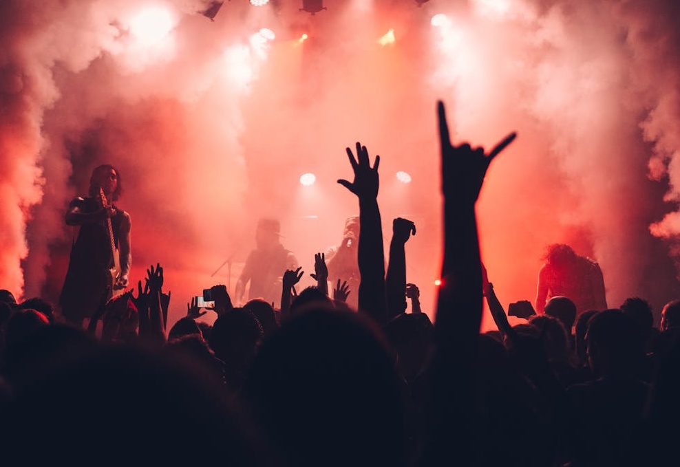 人群聚集在一起观看表演，体现了强大的社会认同感