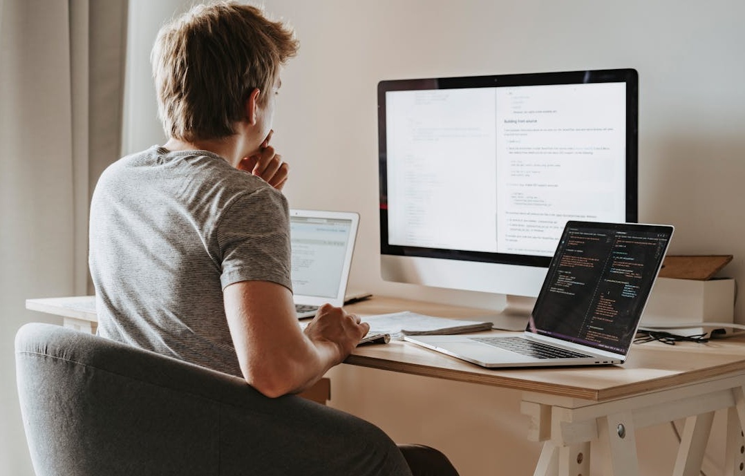 创作者正在电脑前精心制作高质量内容