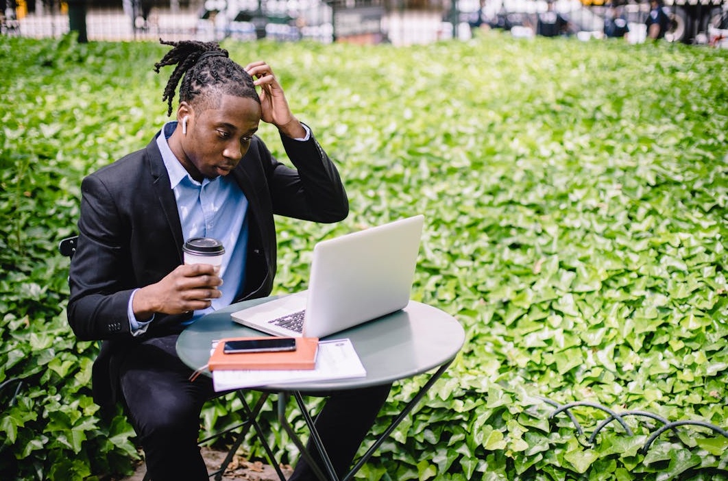 一名营销人员正在分析Facebook视频数据增长图表