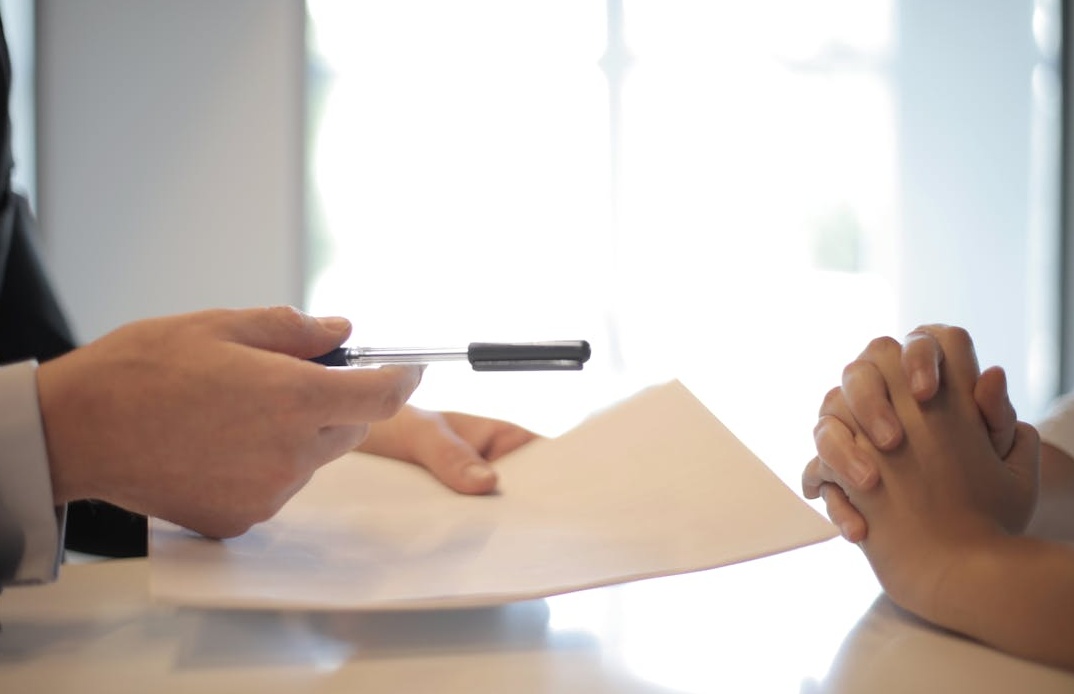 用户在笔记本电脑上谨慎选择在线服务提供商