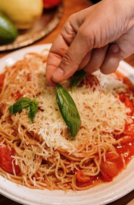 一名女子在2025年使用手机浏览Instagram Reels