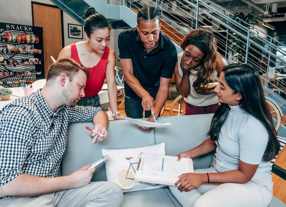 一个人在笔记本电脑上规划Instagram增长策略