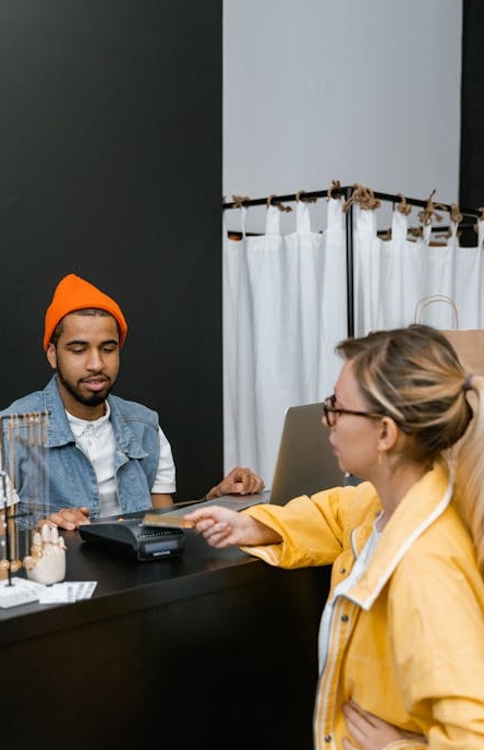 一位时尚博主在拍摄她的Instagram Reels视频