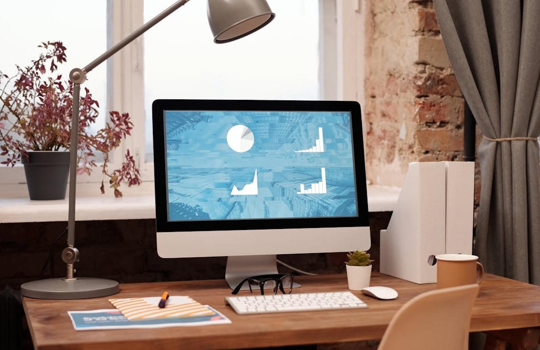 团队在分析Instagram增长数据,策划如何通过刷点赞提升品牌权威性