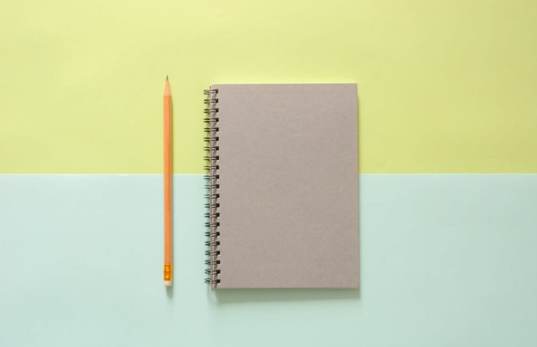 一款精美设计的珠宝产品,象征着通过策略推广获得成功的品牌