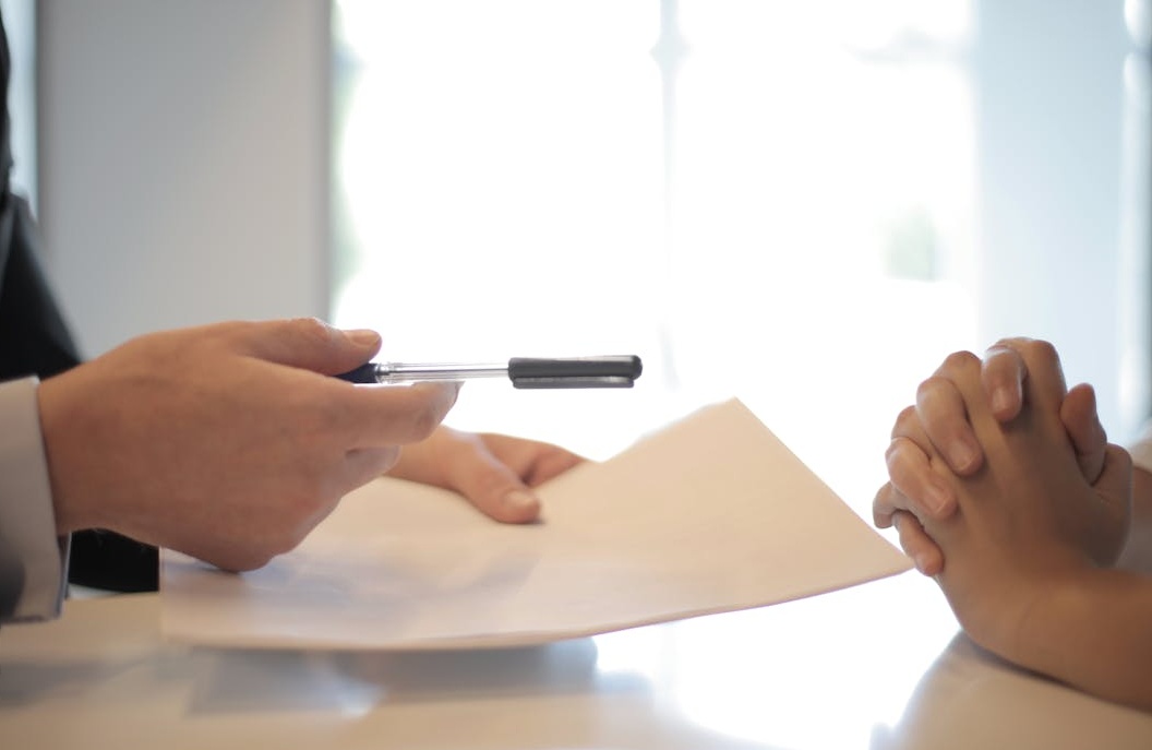 团队在白板上规划YouTube增长策略