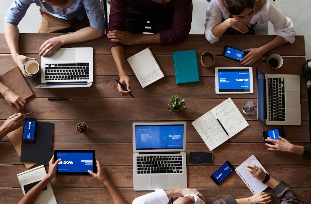 一个团队正在协作,讨论YouTube频道的增长策略,强调安全和效率