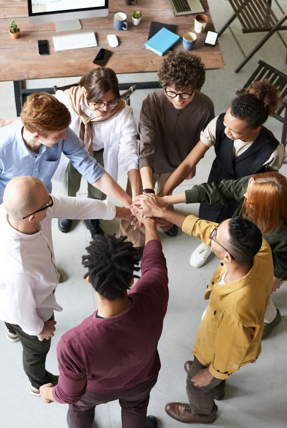 團隊合作慶祝社群媒體成功