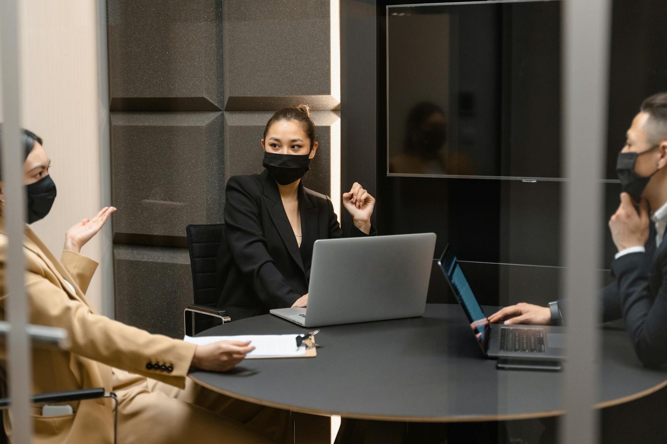 成功的IG網紅在戶外自信地微笑