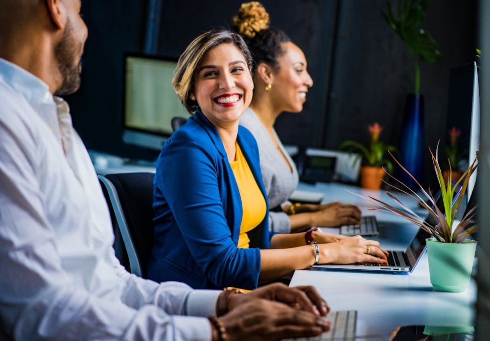 用户因为从众心理而更倾向于点赞高互动率的帖子