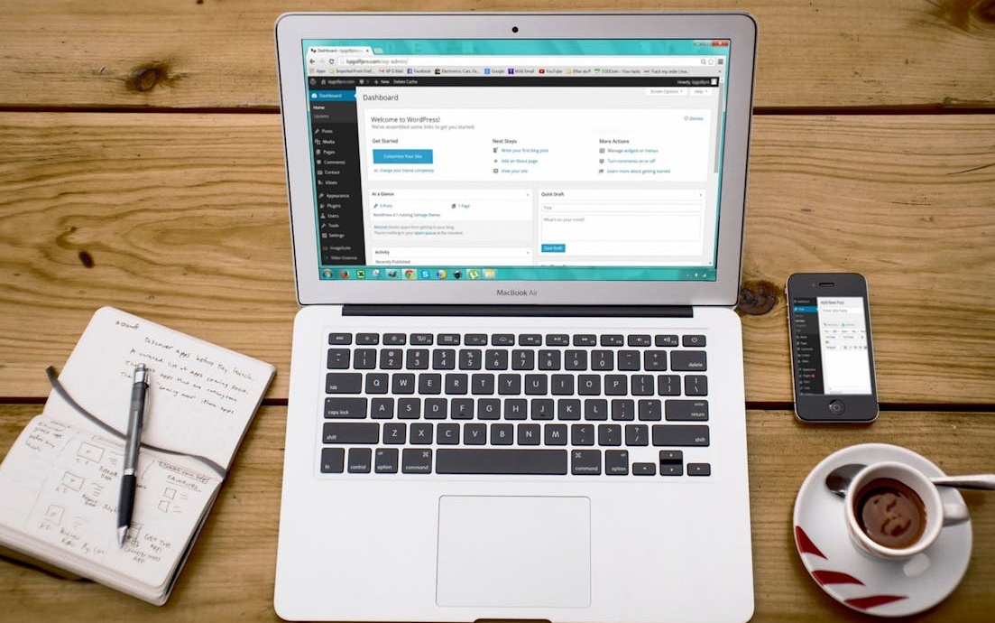 一个充满创意的灯泡，代表高质量的内容创作