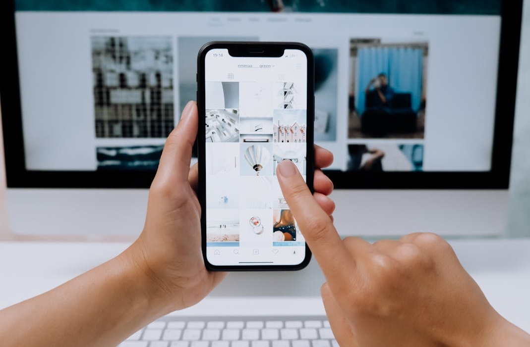 创作者看着电脑上的增长图表,展现出成功的喜悦
