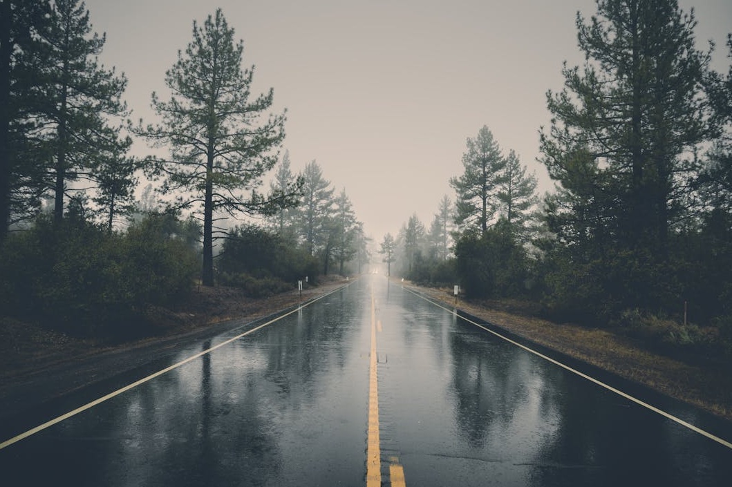 火箭升空,比喻通过脸书买粉丝策略成功启动品牌