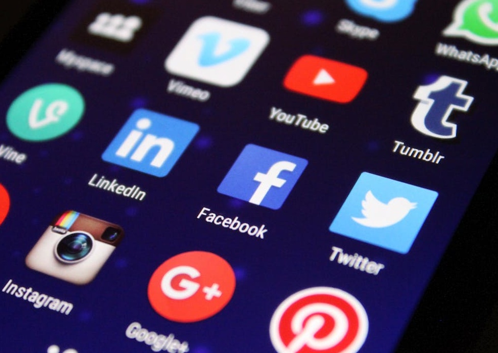 高粉丝数量的Facebook主页展示了强大的社会证明和品牌信誉