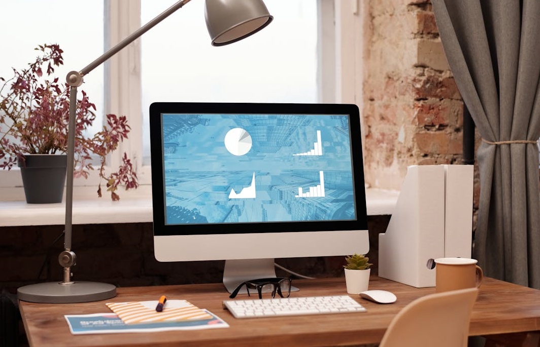 2025年Facebook营销人员正在分析数据增长图表