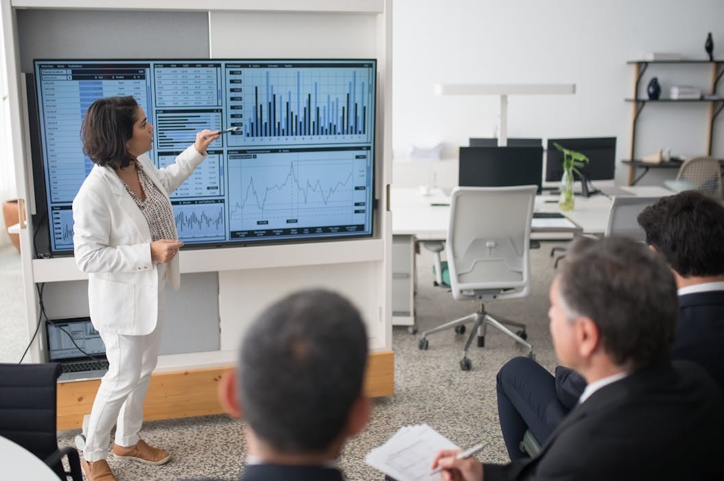 社交证明概念图，一个巨大的点赞图标被许多用户环绕