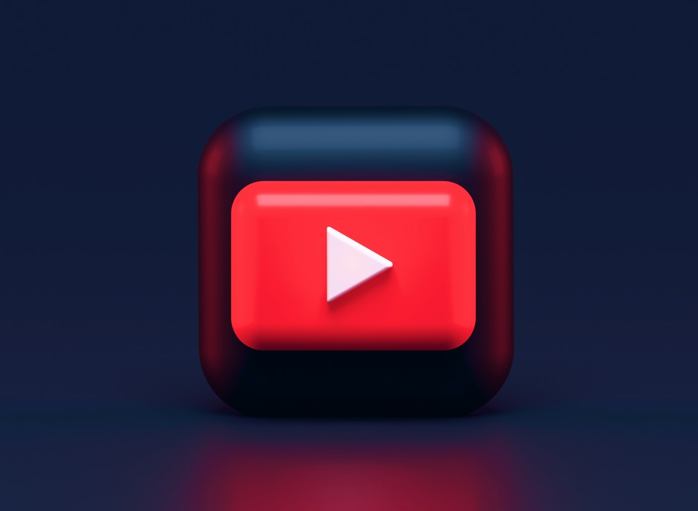 社交媒体图标与向上增长的箭头,象征着增长与影响力