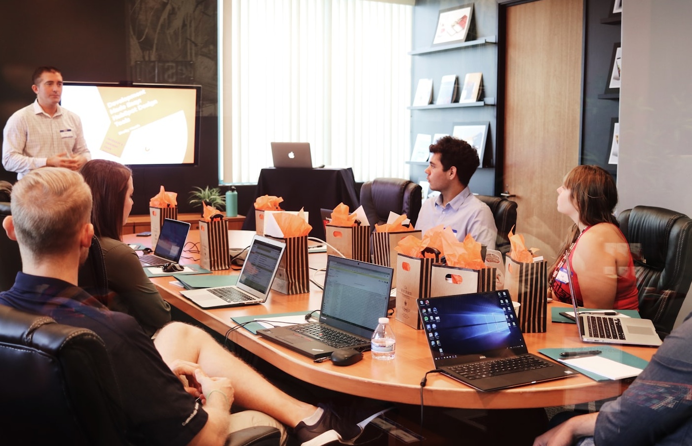 一群人在办公室里共同协作,象征团队合作与策略规划