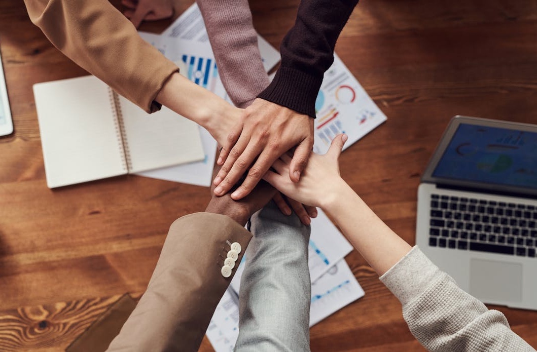 团队协作进行TikTok品牌营销