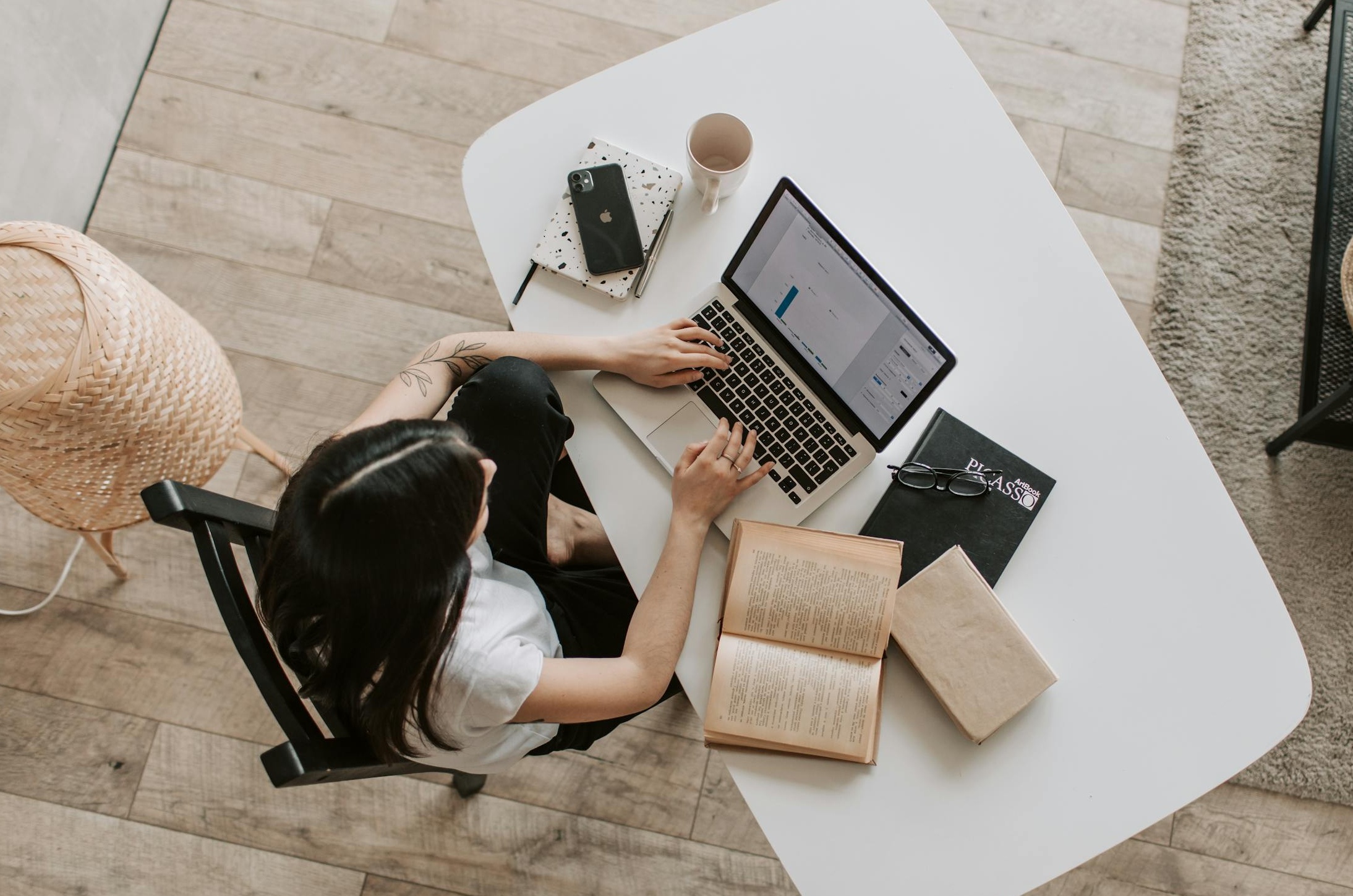 2025年一位用户正在浏览Instagram，思考如何增加粉丝