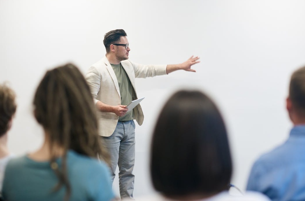 营销团队协作分析YouTube增长数据