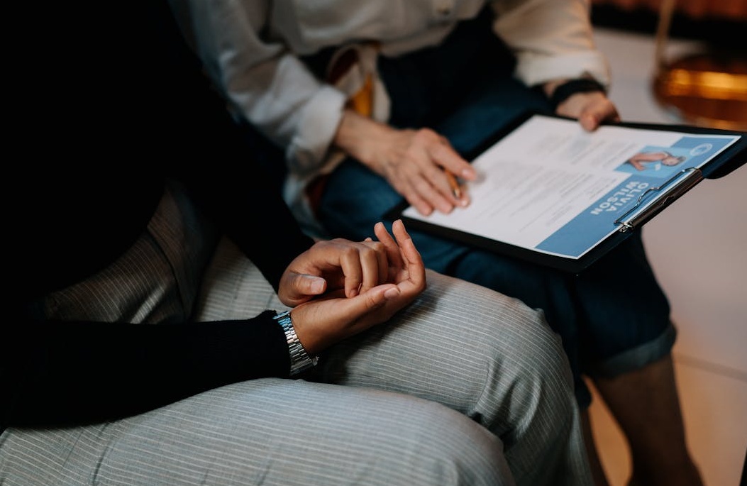 一位有影响力的内容创作者使用手机管理其快速增长的Twitter账户