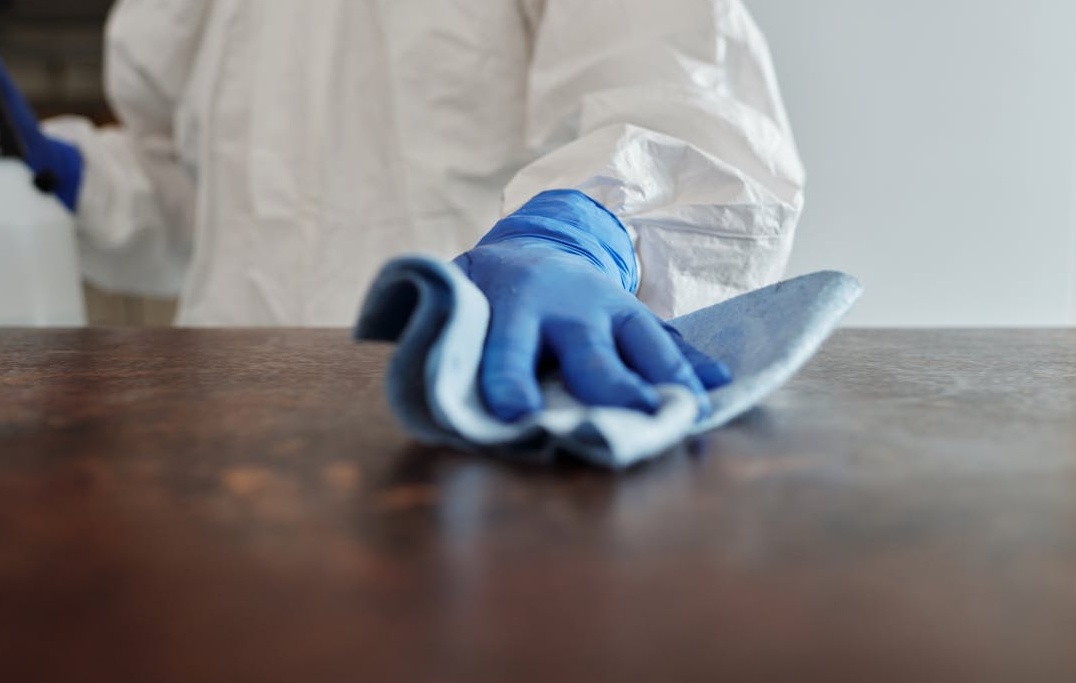 一位用户正在手机上浏览Instagram个人资料，展示了通过ig刷粉丝获得的社交信誉