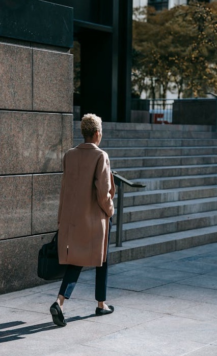 许多大拇指点赞的图标,象征着社交认同和公众信任