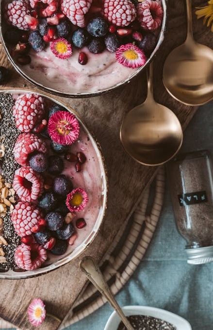 一部手机屏幕上显示的Facebook主页,拥有大量粉丝和点赞