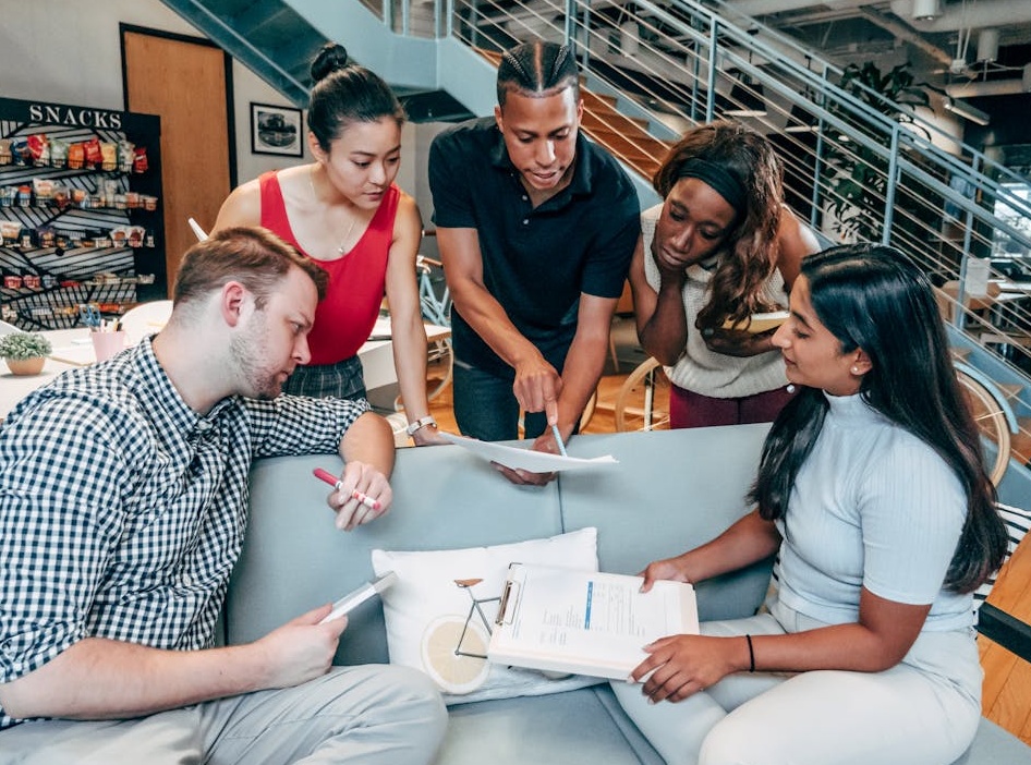 内容创作者在工作室录制视频