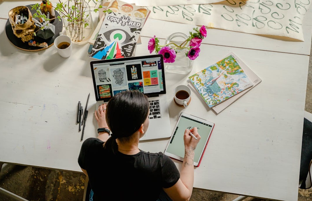 YouTube创作者正在制作视频内容